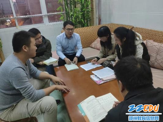 理科7班六科老师在交流 理科7班六科老师在交流