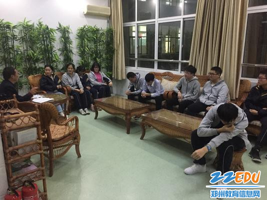 班主任给部分学生谈话交流 班主任给部分学生谈话交流