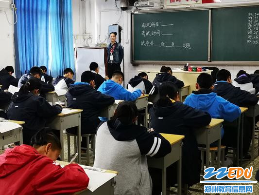 家长监考员认真监考_副本 家长监考员认真监考_副本