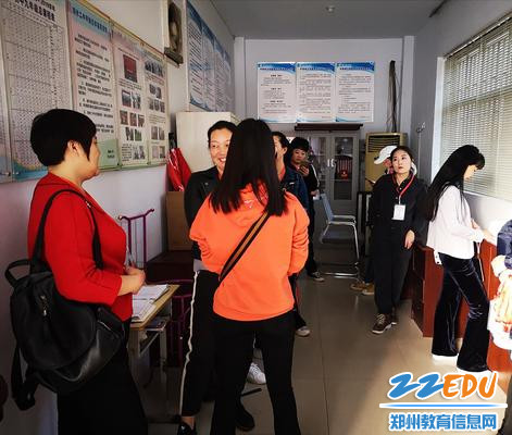 家长在开放办学处交流_副本 家长在开放办学处交流_副本