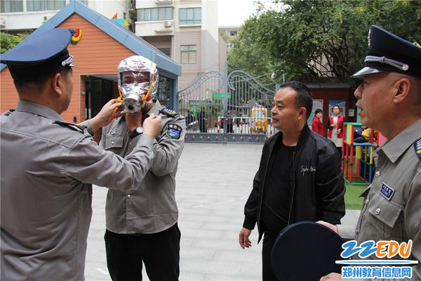 3.应急小分队成员体验逃生面具的使用方法 3.应急小分队成员体验逃生面具的使用方法