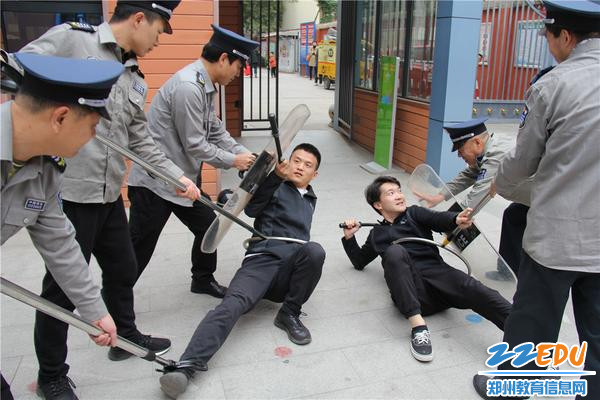 7.老师扮演的“歹徒”最终被制服 7.老师扮演的“歹徒”最终被制服