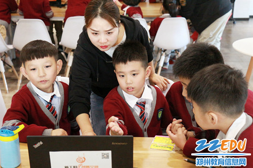 4.这次活动老师们带着孩子从启发创意到空间构建,锻炼了孩子们的空间思维与专注力 4.这次活动老师们带着孩子从启发创意到空间构建,锻炼了孩子们的空间思维与专注力