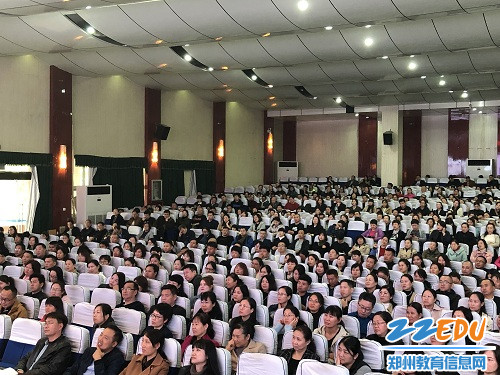 家长们济济一堂聆听讲座 家长们济济一堂聆听讲座