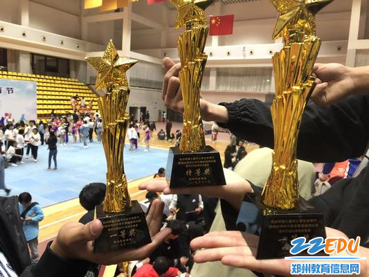 金灿灿的奖杯 金灿灿的奖杯