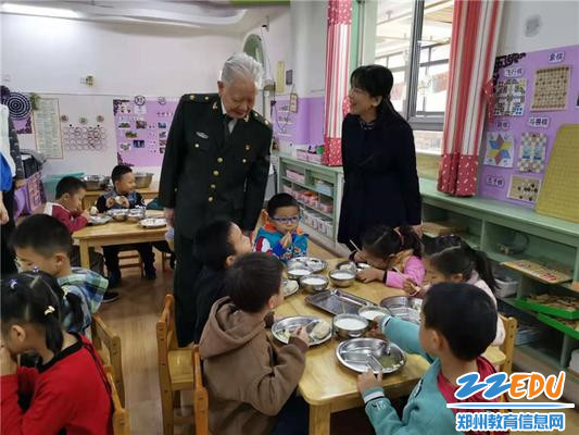 001郑州市教工幼儿园党支部书记、园长陈春陪同郭老师观看孩子们进餐