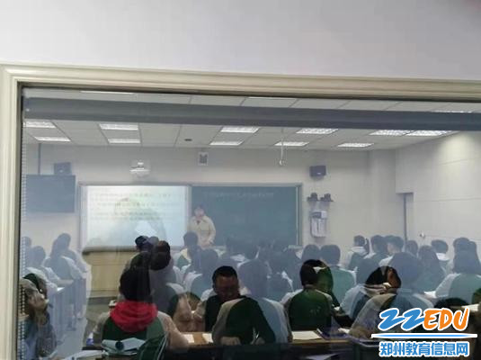 张现英老师带领学生一起学习了综合探究《坚持唯物辩证法，贯彻新发展的理念》