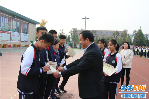 学校表彰优秀学员 学校表彰优秀学员