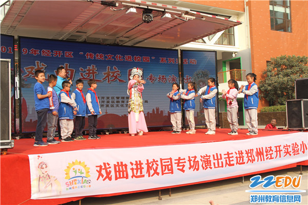 艺术家和孩子们互动 艺术家和孩子们互动