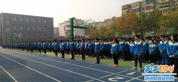 全校学生安全撤离到操场