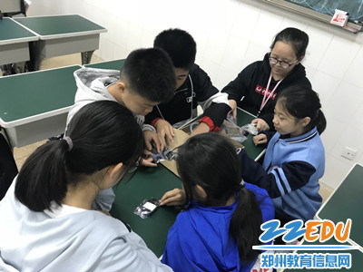 360班学生对设备构件进行检查_副本 360班学生对设备构件进行检查_副本