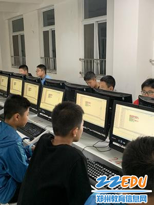 学生在机房进行程序编写 学生在机房进行程序编写