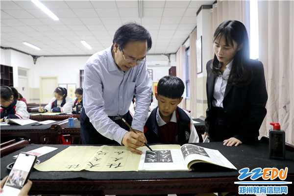专家指导学生练书法 专家指导学生练书法