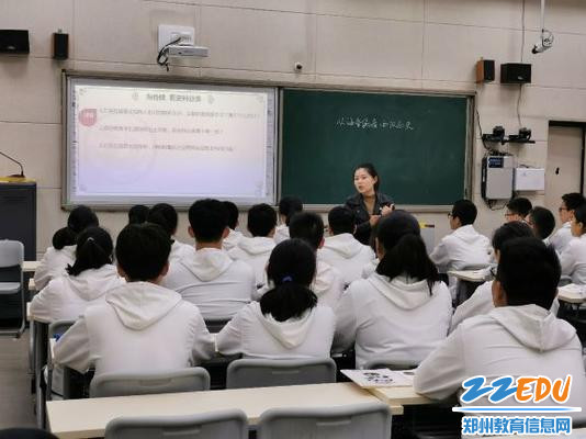 赵梦煜老师在汇报课上细致讲解 赵梦煜老师在汇报课上细致讲解