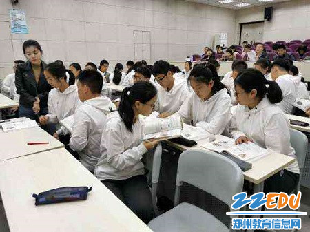 汇报课上学生热烈讨论 汇报课上学生热烈讨论