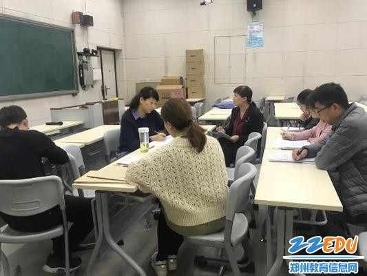 专家认真聆听课题参与者的汇报并给出意见 专家认真聆听课题参与者的汇报并给出意见