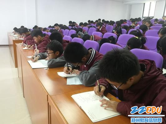 同学们认真记笔记 （图2选1 ）