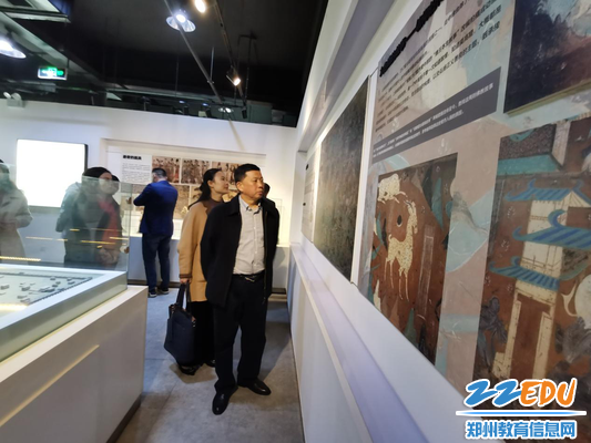 会长侯国彦到考古与发现管进行参观 会长侯国彦到考古与发现管进行参观