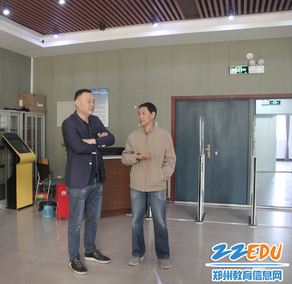 校长魏迎喜对图书馆进行介绍 校长魏迎喜对图书馆进行介绍