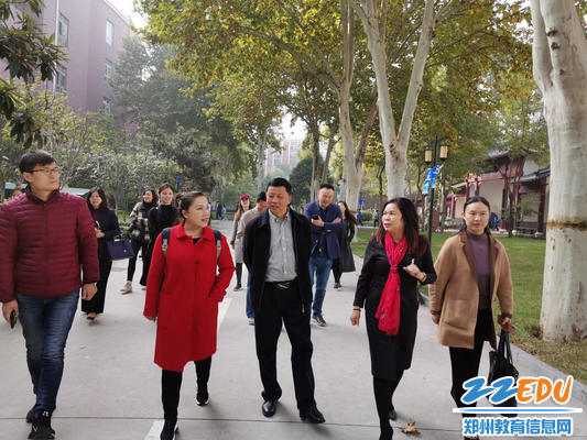 副校长谢翠梅对校园环境进行介绍 副校长谢翠梅对校园环境进行介绍