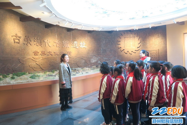 工作人员讲话_调整大小 工作人员讲话_调整大小