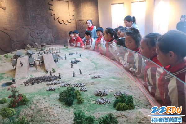 学生观看沙盘_调整大小 学生观看沙盘_调整大小