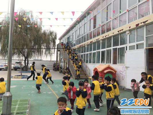 幼儿在老师带领下安全、有序疏散