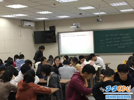 图二 学生们小组合作探究