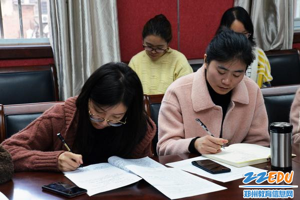 青年教师 认真记录讲座内容 青年教师 认真记录讲座内容