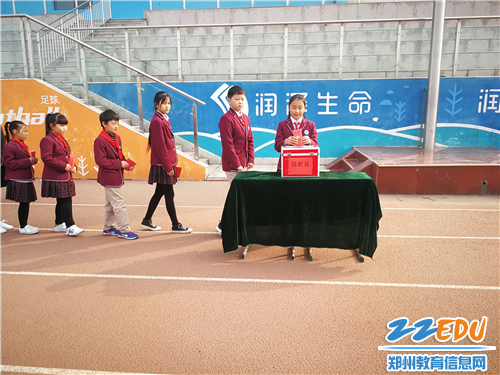 各班中队长代表班级捐款 各班中队长代表班级捐款