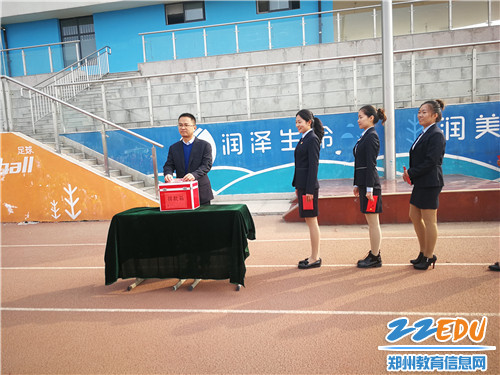 教师代表捐款 教师代表捐款