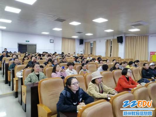 教师们认真听讲 教师们认真听讲