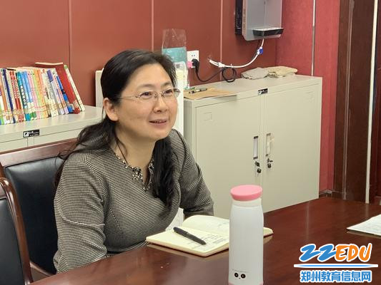 郑州八中副校长刘莘为各位青年教师指点迷津 郑州八中副校长刘莘为各位青年教师指点迷津