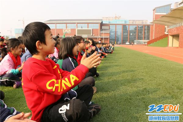 孩子们鼓掌叫好 孩子们鼓掌叫好