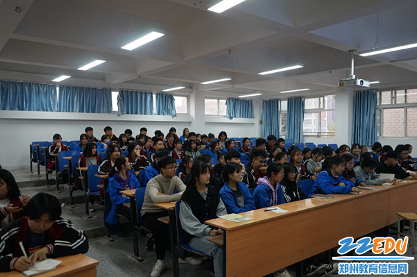 学生在认真聆听_副本 学生在认真聆听_副本