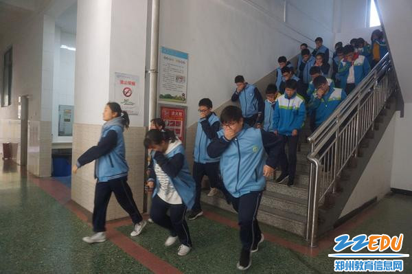 捂住口鼻,有序撤离 捂住口鼻,有序撤离