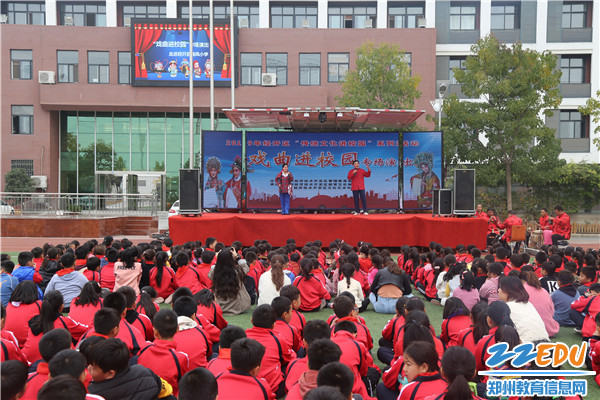 学生认真聆听 学生认真聆听