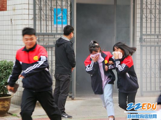 同学们有序疏散 同学们有序疏散