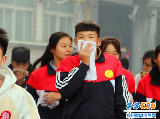 捂住口鼻 捂住口鼻