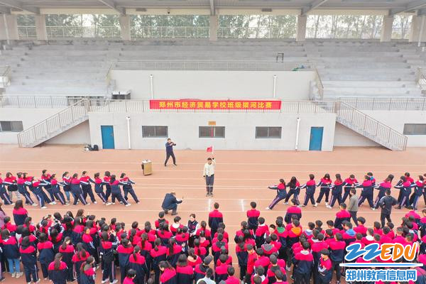 郑州市经济贸易学校开展拔河比赛