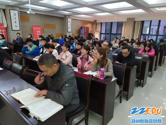 教师们认真记录 教师们认真记录