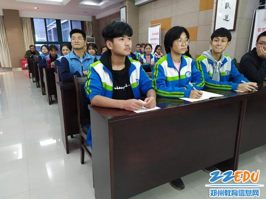 学生们认真听讲 学生们认真听讲