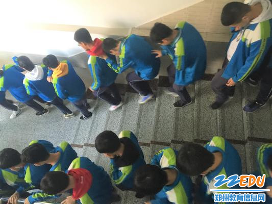 学生有序逃生 学生有序逃生