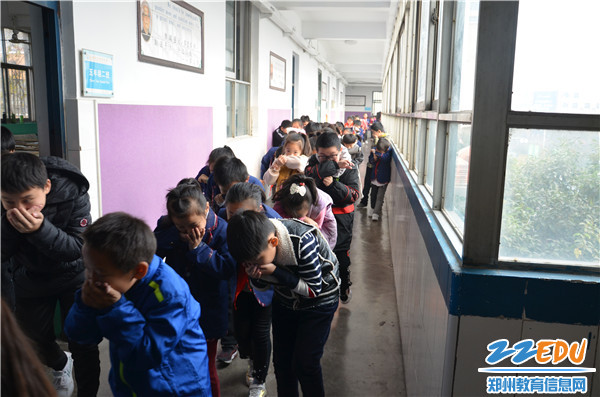 学生有序撤离 学生有序撤离