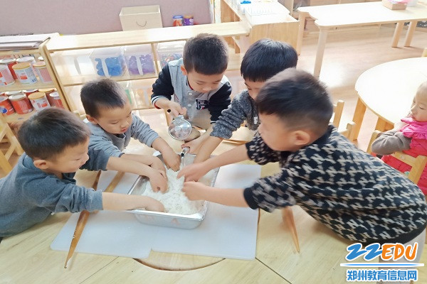 美食坊幼儿分组进行和面 美食坊幼儿分组进行和面