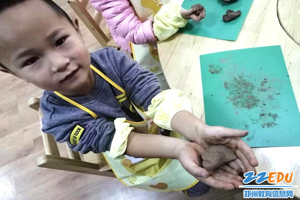 泥工坊幼儿用黄泥捏饺子 泥工坊幼儿用黄泥捏饺子