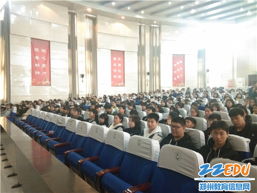 认真聆听讲座的同学们 认真聆听讲座的同学们