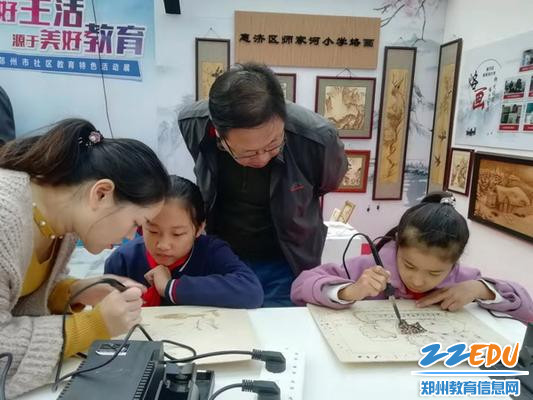 与会嘉宾观看学生烙画_调整大小 与会嘉宾观看学生烙画_调整大小