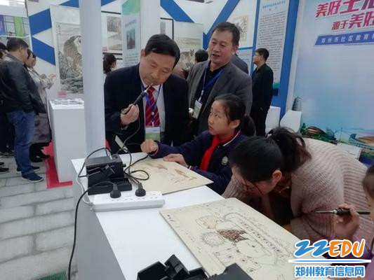 与会嘉宾向学生了解烙画工具_调整大小 与会嘉宾向学生了解烙画工具_调整大小