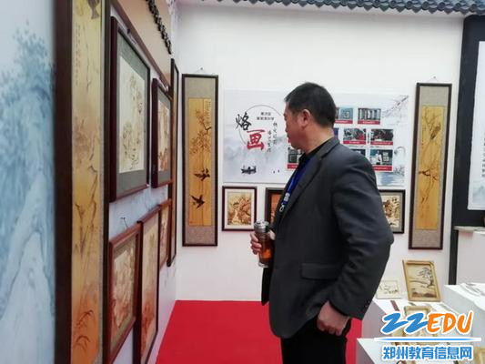 与会嘉宾观看作品_调整大小 与会嘉宾观看作品_调整大小